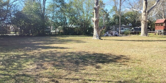 Building Photo - Just off Hope Mills