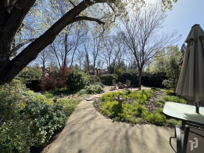 Building Photo - Cal Park Townhome for Rent in Chico CA | 2 Bed, Fenced Yard, Pet Friendly