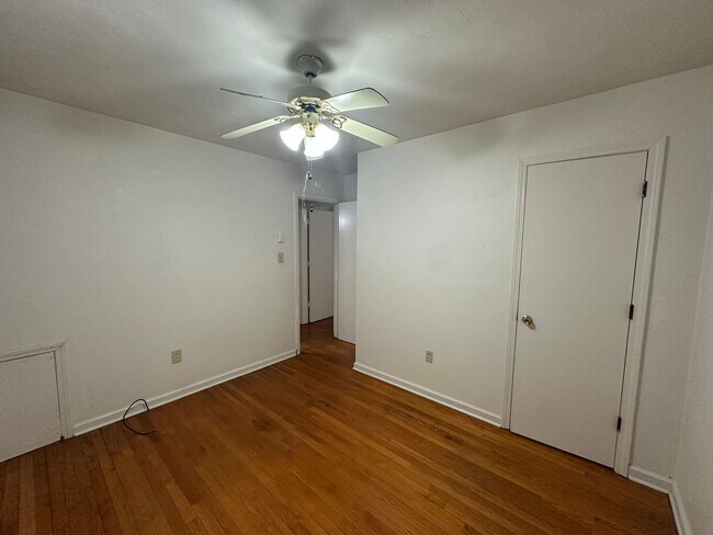 Building Photo - Fabulous Duplex