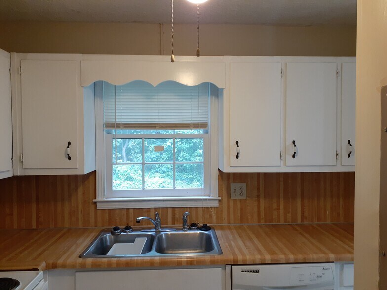 Kitchen1 - 3020 Spruce Cir
