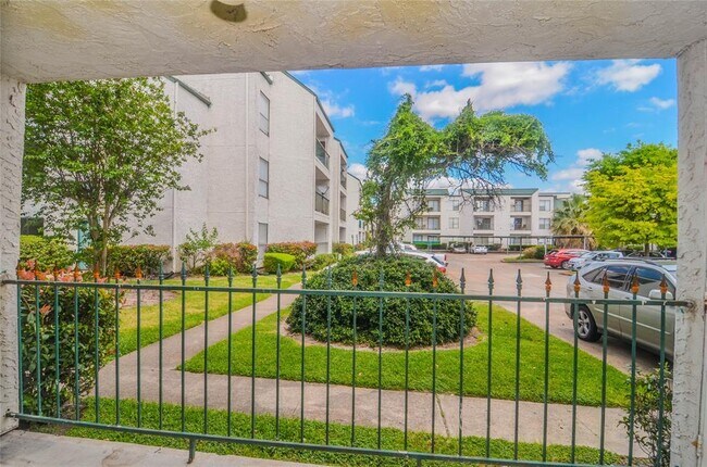 Building Photo - 2832 S Bartell Dr