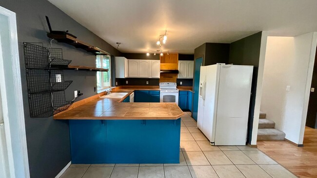 Building Photo - Large 2 Bedroom 2.5 Bath Home With Fenced Yard & Wrap Around Deck in Clearwood Community! Lake, T...