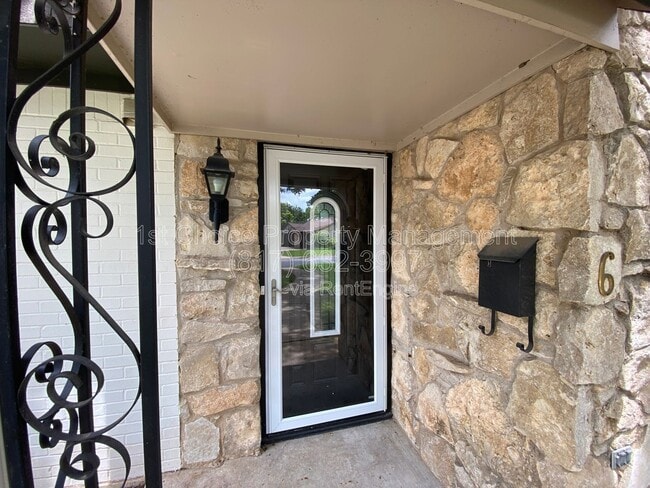 Building Photo - 6 1 Main Pl