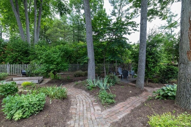 Building Photo - Spacious Home with Fenced Yard Exclusive Access to Hethwood Amenities