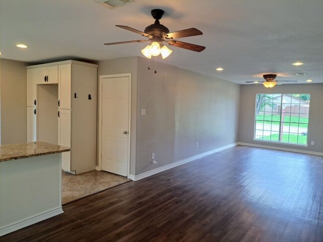 Building Photo - 3 Bedroom / 2 Bath / 2 Car Garage