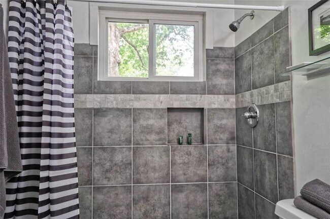 Building Photo - 883 Amsterdam Ave NE