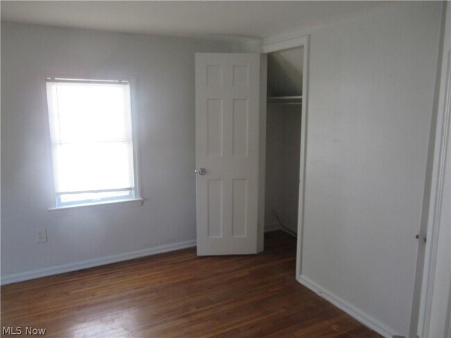 Building Photo - 5095 Edenhurst Rd