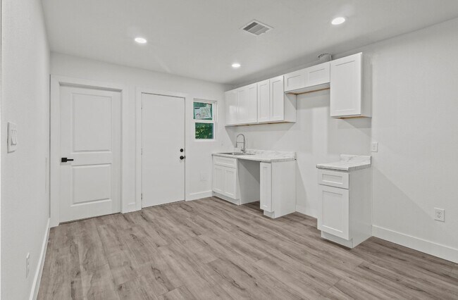 Building Photo - 805 19th Ave N