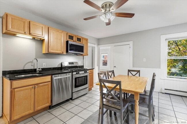 Building Photo - 136 Nash St