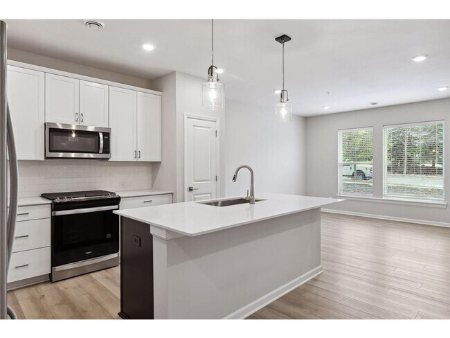 Building Photo - 2438 N Blossom Cir