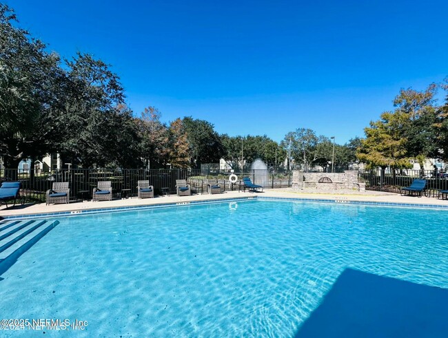 Building Photo - 13700 Richmond Park Dr N