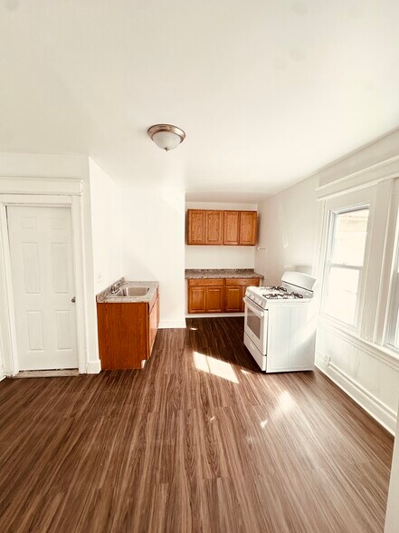 Building Photo - 96-98 Durnan St