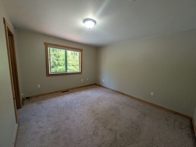 Building Photo - Spacious 4BR Home Near Sacheen & Davis Lake