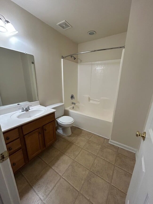 Building Photo - Quaint 3BR /2BA home with new carpet!