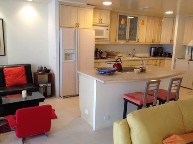 Open kitchen - 4999 Kahala Ave