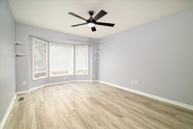 Building Photo - 38291 River Park Dr