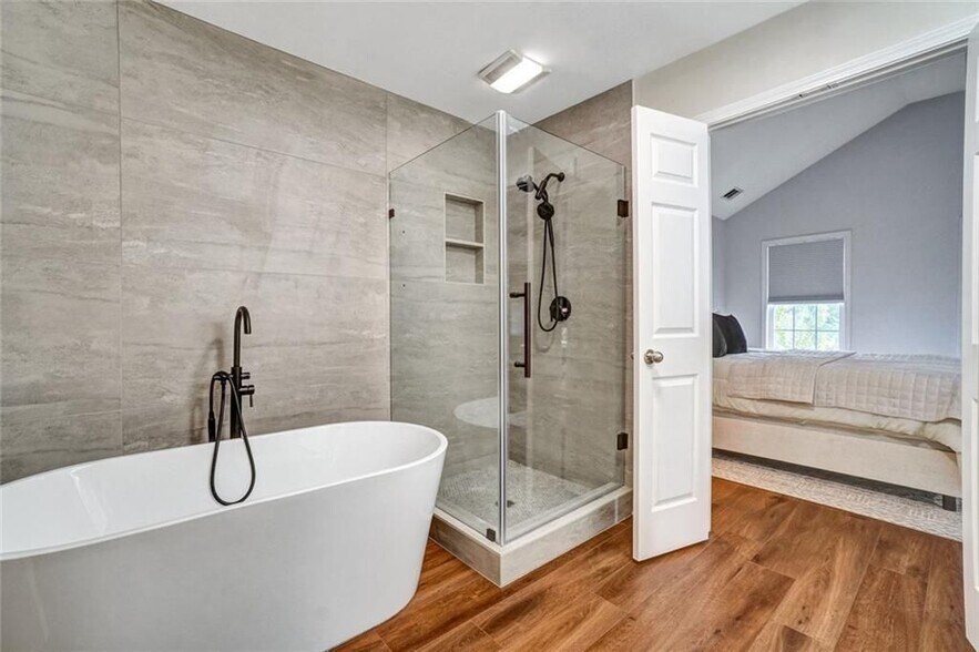 Building Photo - 702 Surrey Park Pl SE