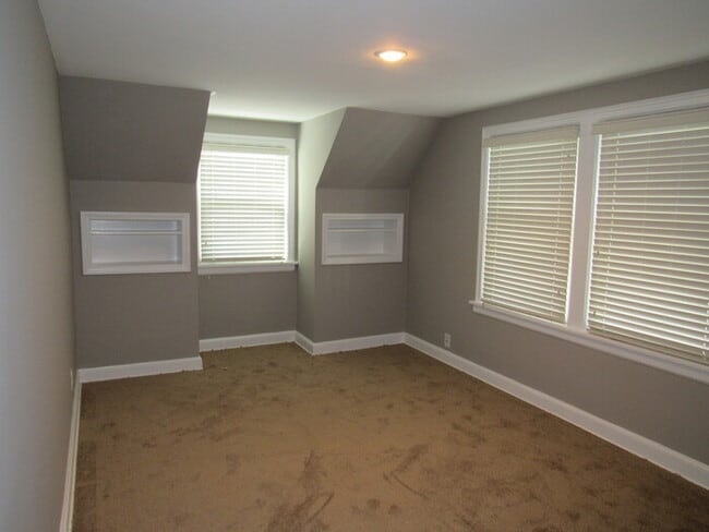 Building Photo - Cape Cod 3bed 1.5 bath in Westwood Hills, KS