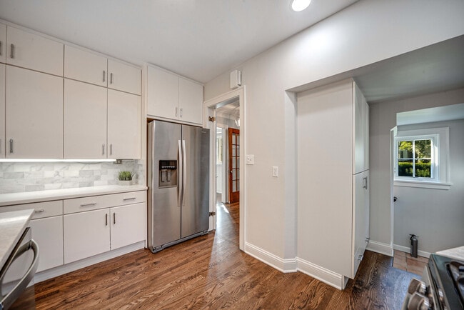 Building Photo - 662 Greenview Pl