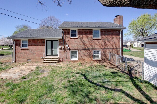 Building Photo - Four Bedroom with Bonus Room and a detache...