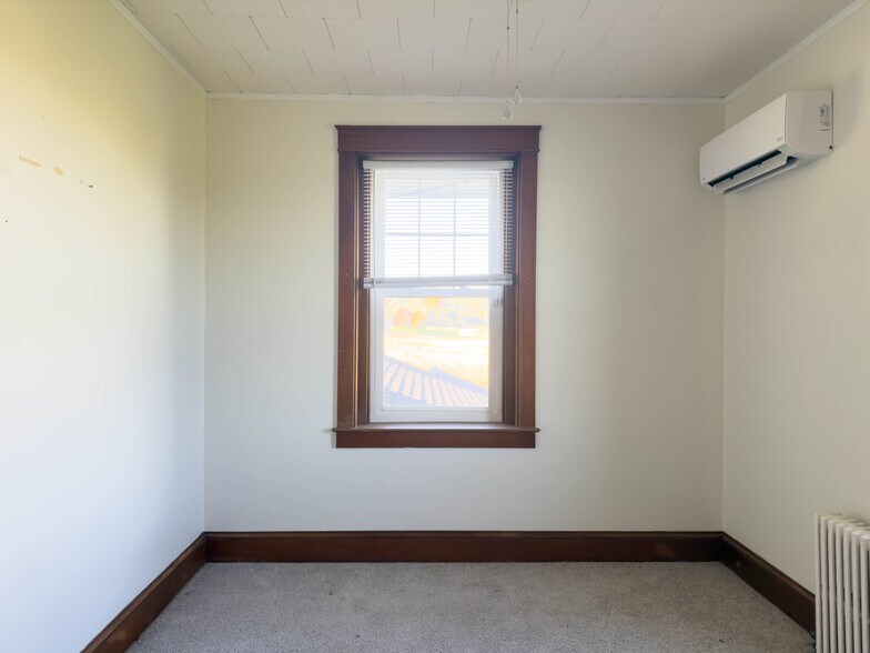 Building Photo - 490 Sumac Rd