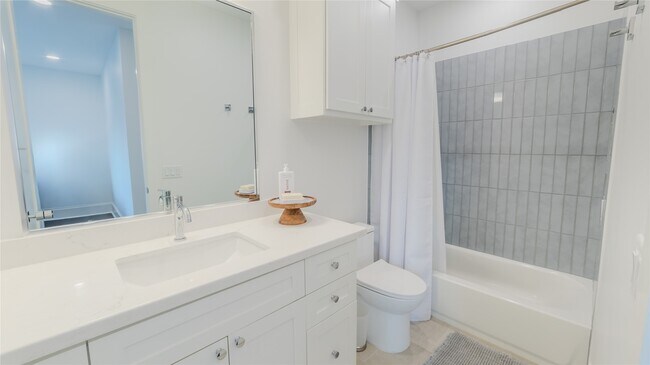 Building Photo - 974 W 43rd St