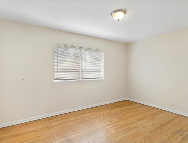 Building Photo - 13306 Oak Leaf Ln