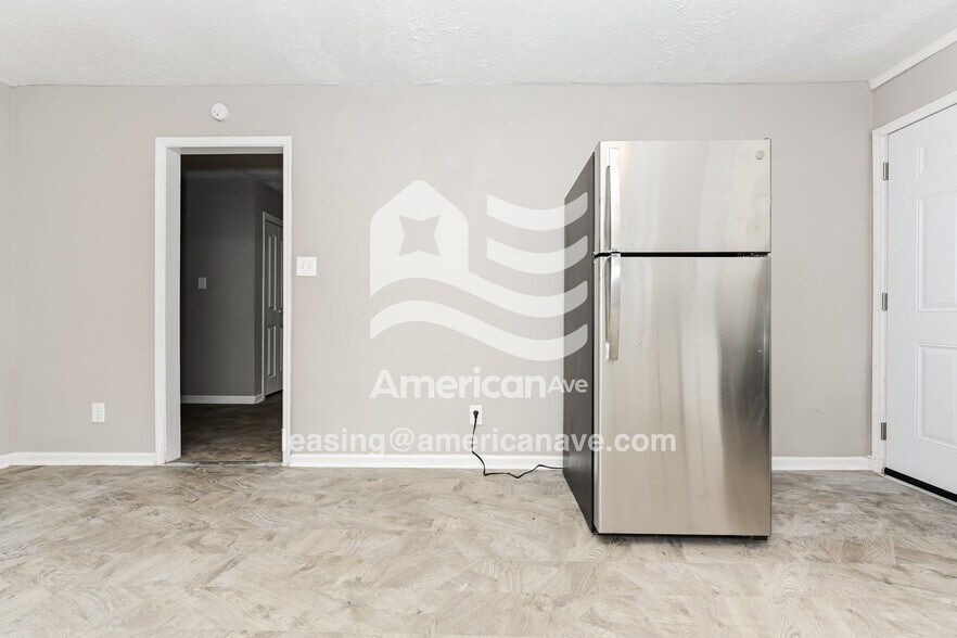 Building Photo - 411 Petunia Ave