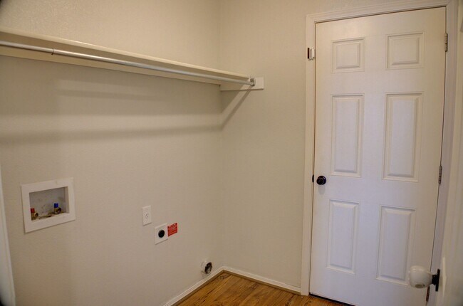 Building Photo - Coming Soon! 3 bed/2 bath!