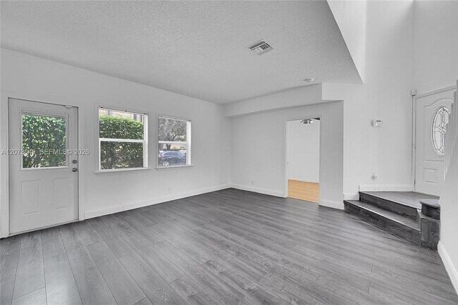 Building Photo - 11201 Lakeview Dr