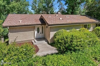 Building Photo - 12 Sparrowhawk Ln