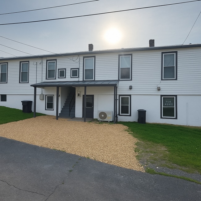 Building Photo - Larger Renovated 2 Bed / 1 Bath Apartment ...