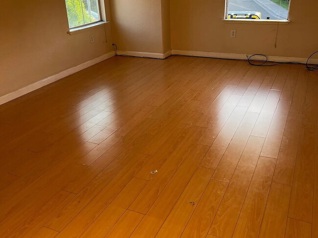 Building Photo - This beautifully updated 3-bedroom home features a spacious loft that can easily be converted int...