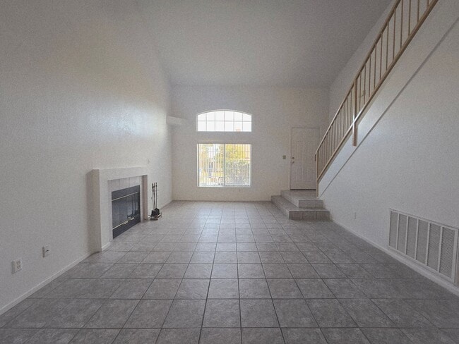 Building Photo - 2 BEDROOM TOWNHOUSE WITH 1 CAR GARAGE..HURRY, WON'T LAST!