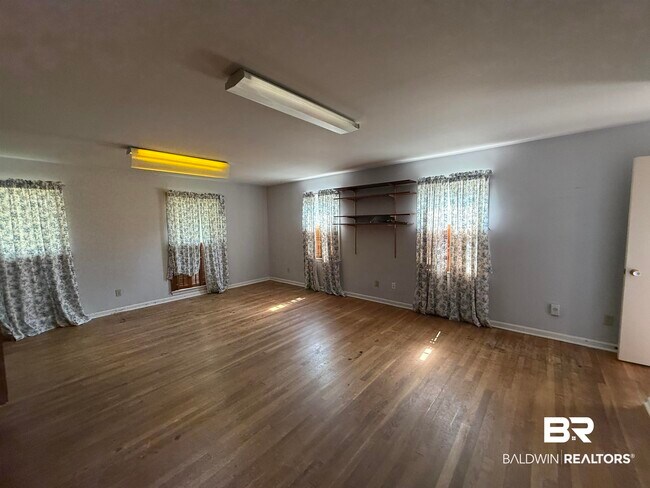 Building Photo - 110 Patrician Dr N