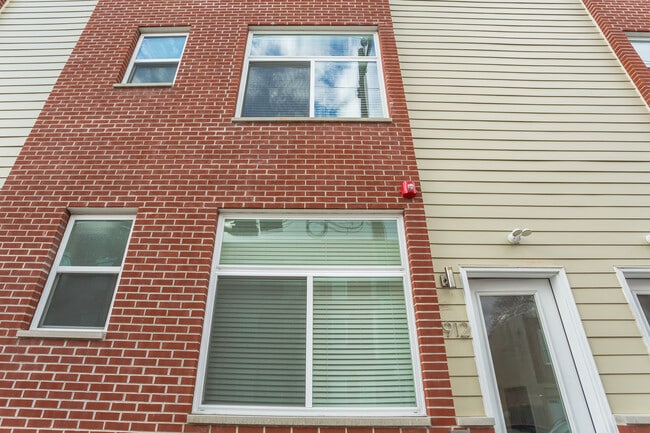 Building Photo - 912 N 19th St