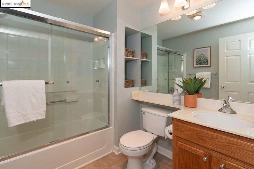 Building Photo - Parkwoods Oakland 2/2 Condo with beautiful amenities