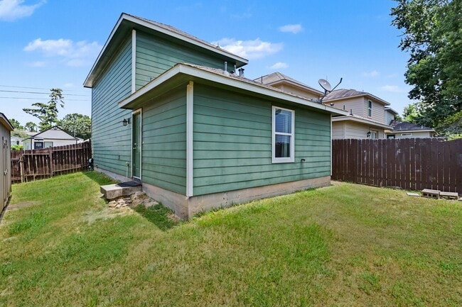 Building Photo - 16701 E Hammon