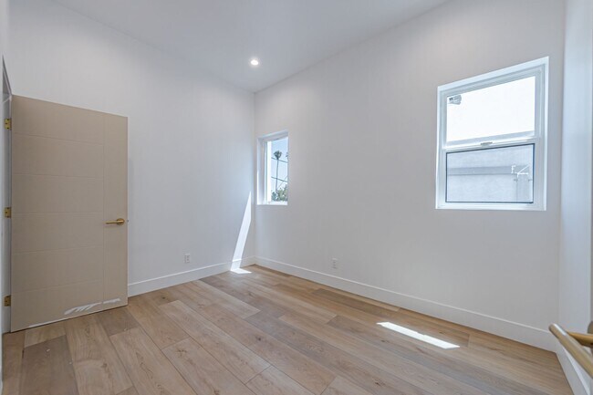 Building Photo - 242 N Dillon St