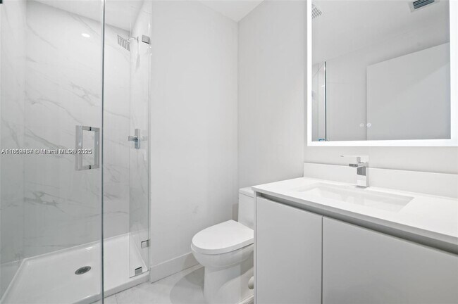 Building Photo - 700 NE 24th St