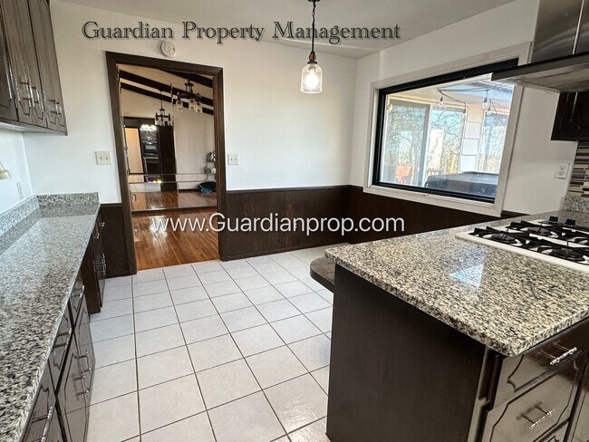 Building Photo - Burnsville Single Family Home, 2 Car Garage, Large Sun Room, Fireplace, Deck