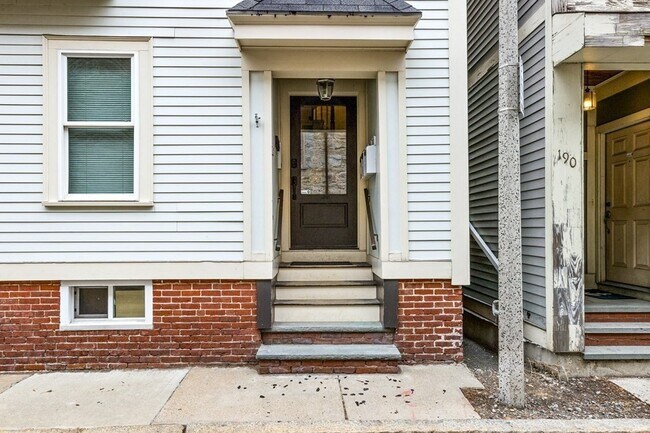Building Photo - 188 Bolton St