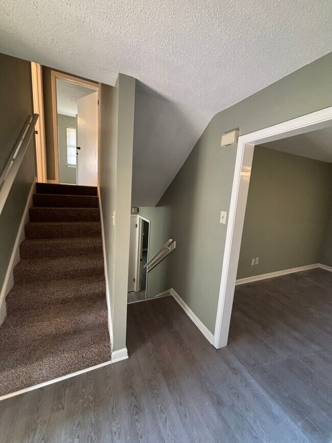 Building Photo - GORGEOUS 4 bedroom/ 3 bathroom HOME, SPACI...