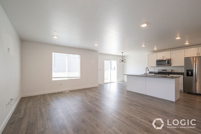 Building Photo - Gorgeous Row End Townhome!