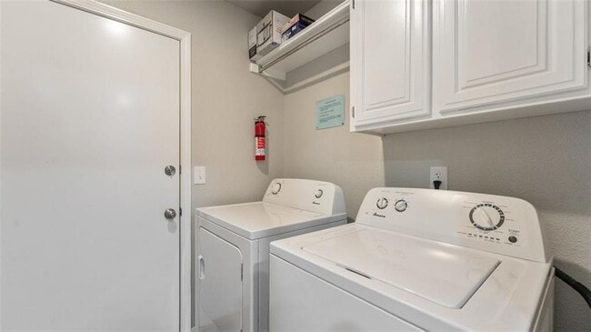 Building Photo - 9 E Elvendon Dr