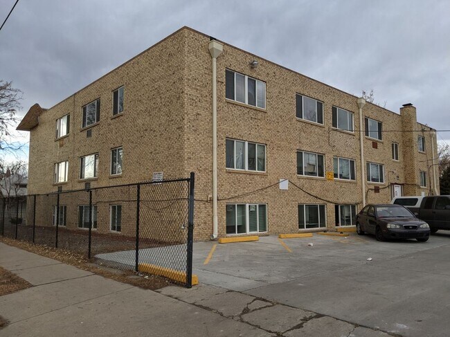 Building Photo - 1600 Clinton St