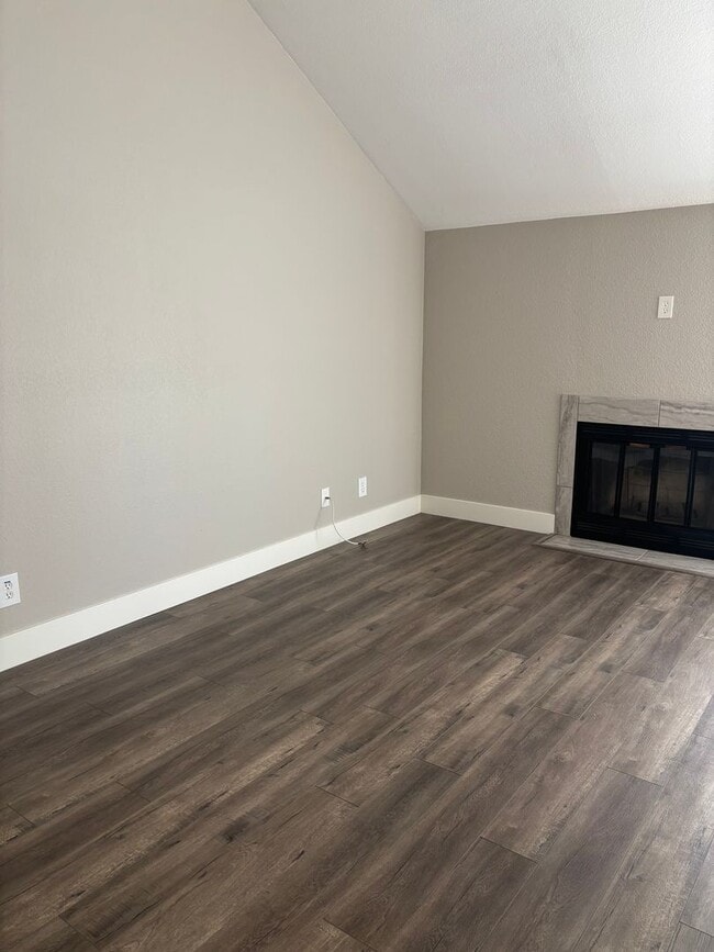 Building Photo - Renovated two bedroom two bath townhome, Windsor!!