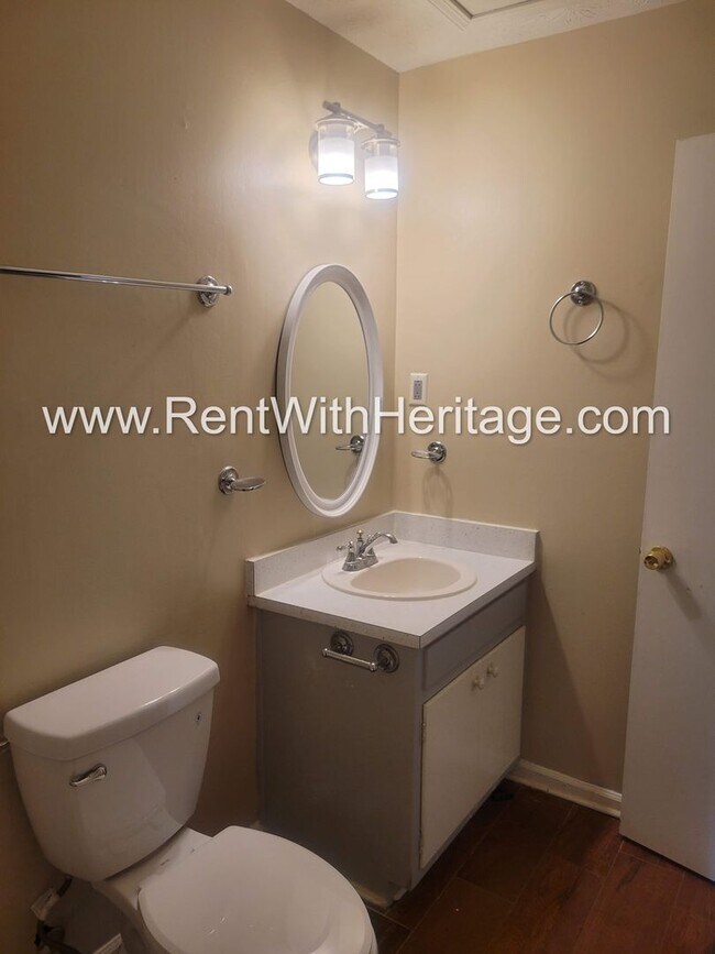 Building Photo - GREAT HOME / 3 BEDROOMS AND BONUS ROOM / GREAT LOCATION /  PRIVATE FENCED YARD