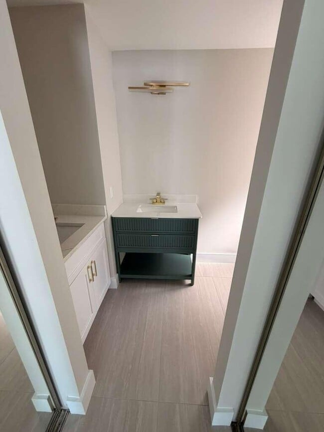 Building Photo - 5866 SE Mitzi Ln