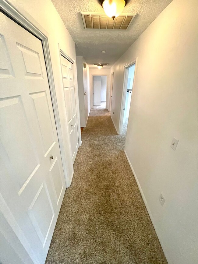 Building Photo - 3 Bedroom, 2 bath home in Sunset Village